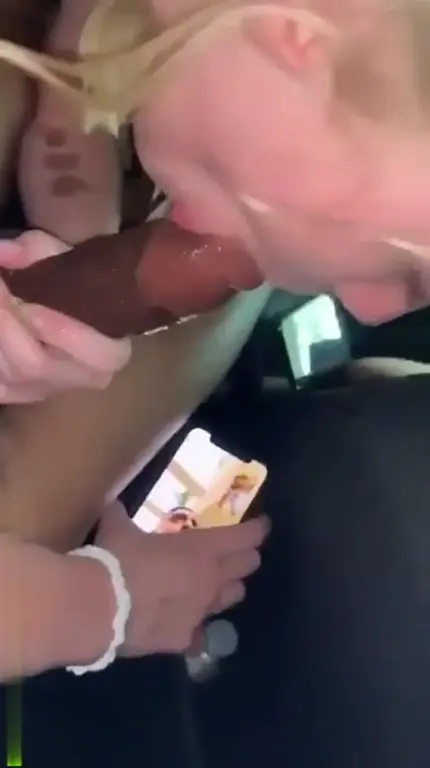 Salope suce un black en visio avec son mec