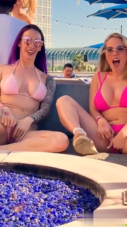 Deux copines ivres se masturbent mutuellement au bar
