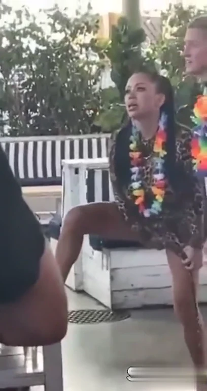 Salope masturbée en public avant d’être expulsée