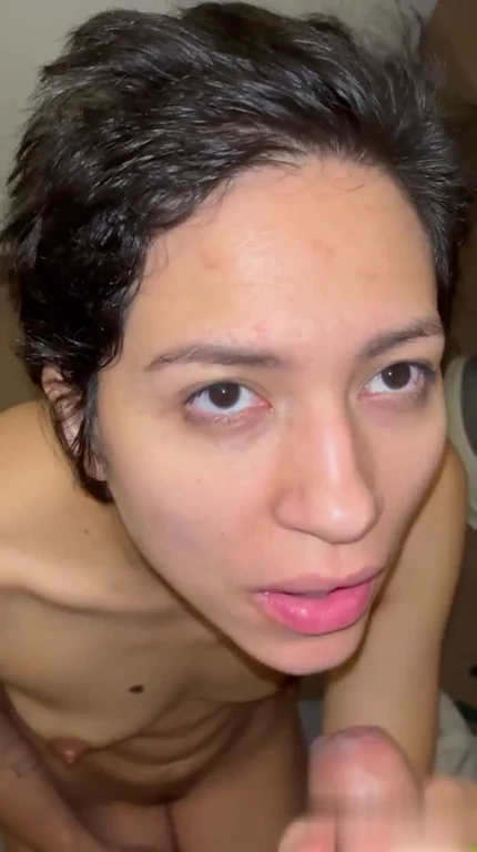 Salope aux cheveux courts suce comme une pro