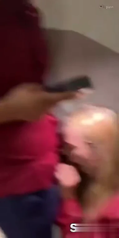 Salope ivre suce un inconnu après la discothèque