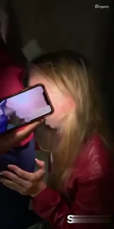 Salope ivre suce un inconnu après la discothèque