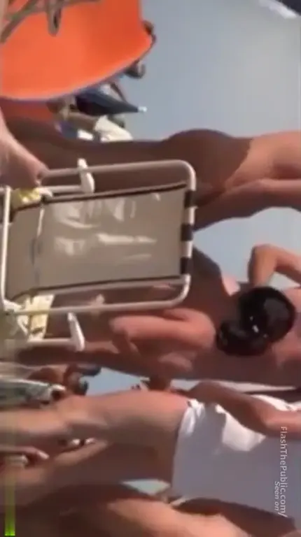 Salope se fait sucer plusieurs queues à la plage