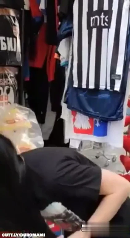 Gros seins exhibés en essayant un tee-shirt
