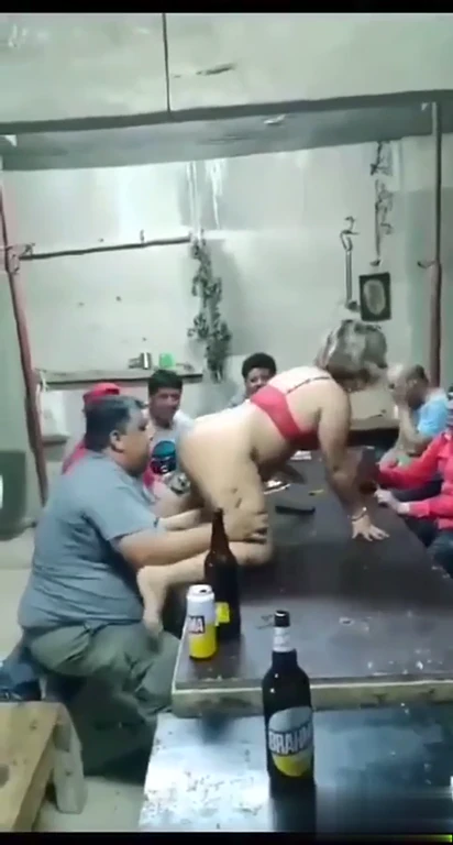 Salope fait un show coquin à la soirée de bureau