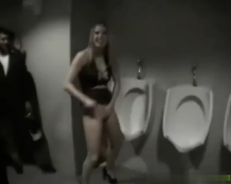 Pipe sauvage aux toilettes avec des inconnus