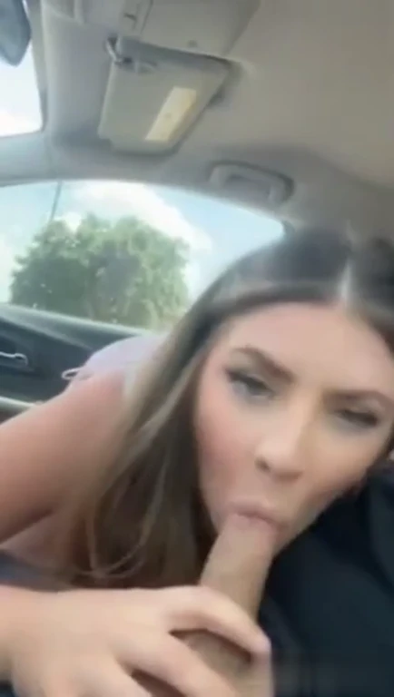 Bonne pipe intense dans la voiture chaude