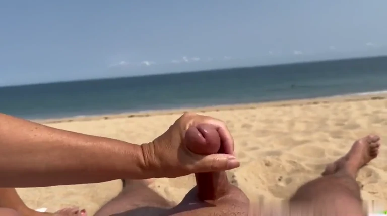 Salope me caresse la bite sur la plage déserte