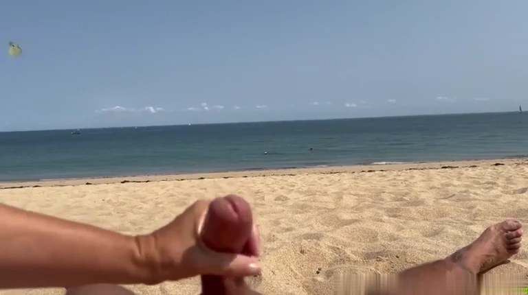 Salope me caresse la bite sur la plage déserte
