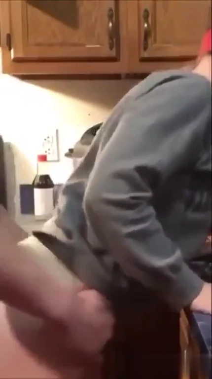 Milf cuisinant pendant qu’on la baise