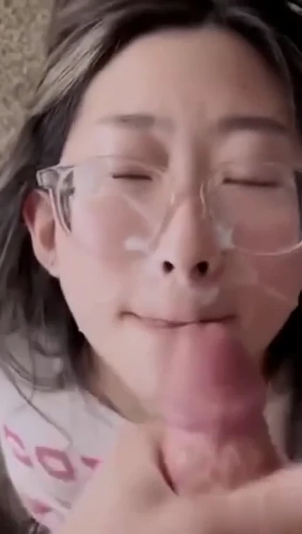 Asiatique à lunettes fait une pipe et prend un facial
