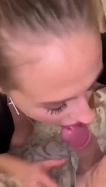 Blonde coquine et son fantasme de pipe