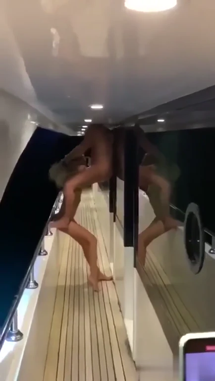 Pipe en gorge profonde sur le bateau la nuit